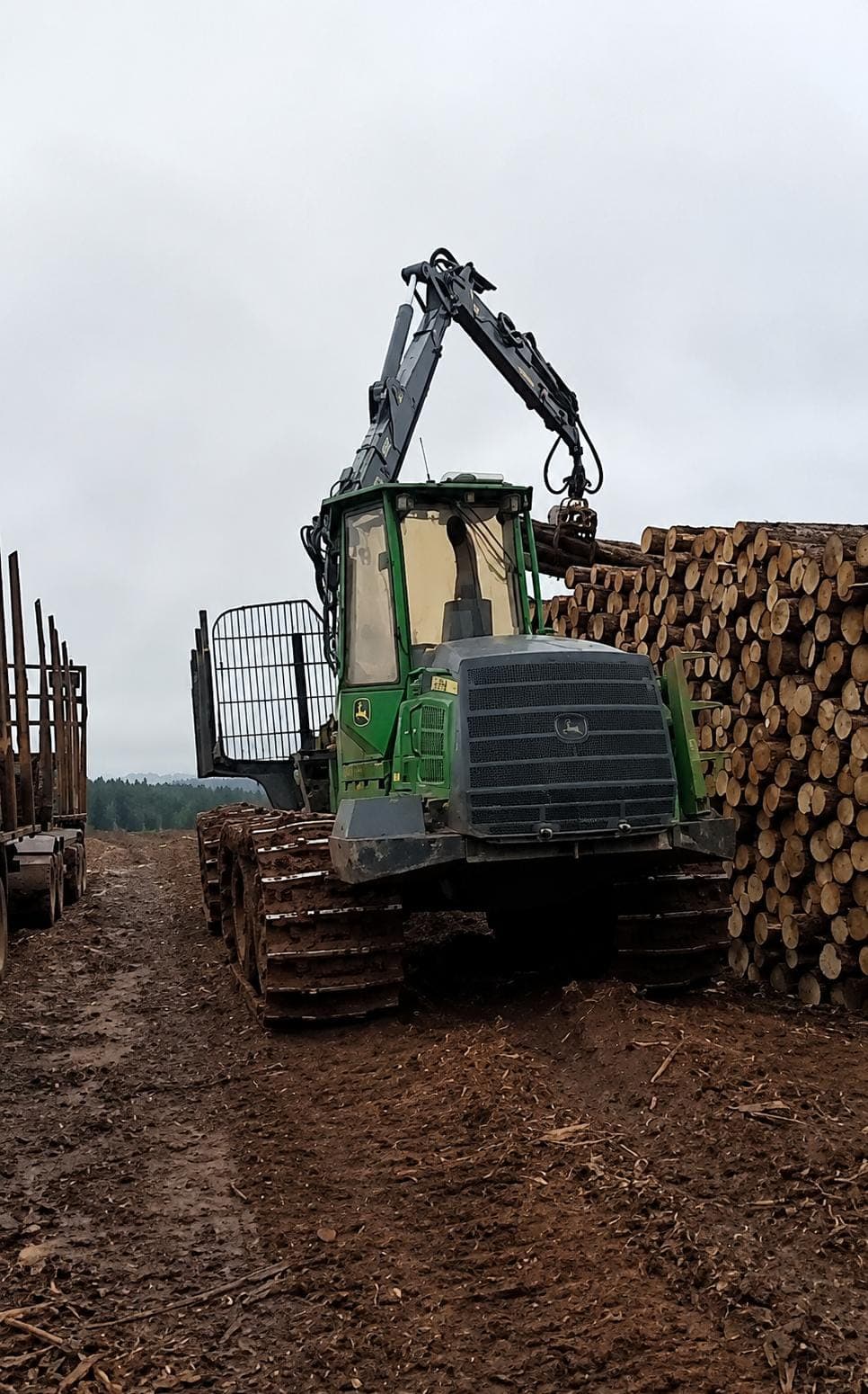 Forwarder da Divol Florestal utilizado no baldeio de madeira
